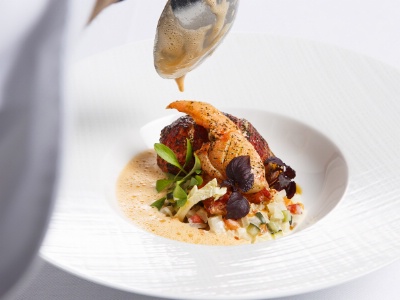 Homard juste saisi bouillon de corail aux aromates, légumes comme un risotto.