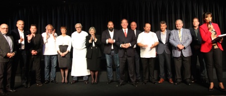 Constellation de chefs étoilés au Pavillon Gabriel. De gauche à droite : René Meilleur, Christian Le Squer, Franck Giovanini, Pierre Gagnaire, Dominique Loiseau, Alain Ducasse, Nadia Santini, Raffaele Alajmo, Michael Ellis (directeur international des guides Michelin), Marc Haeberlin, Gilles Goujon, Regis Marcon, Pierre Wynants, David Kinch, et l'animatrice Carinne Teyssandier.