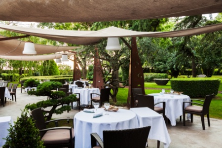40 couverts dans un espace contemporain ou en terrasse dans le parc.