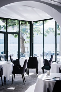 Le restaurant gastronomique avec vue sur le lac d'Annecy.