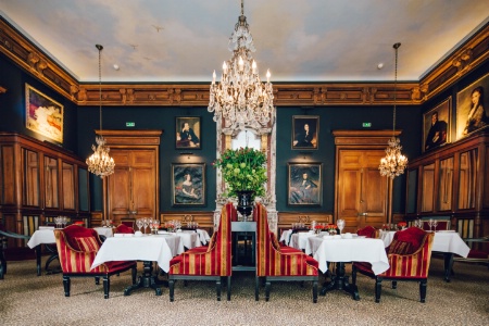Le restaurant gastronomique du Saint-James Club compte 40 places assises.