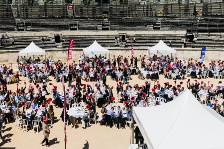 450 personnes ont participé au déjeuner dans les Arènes de Nîmes.