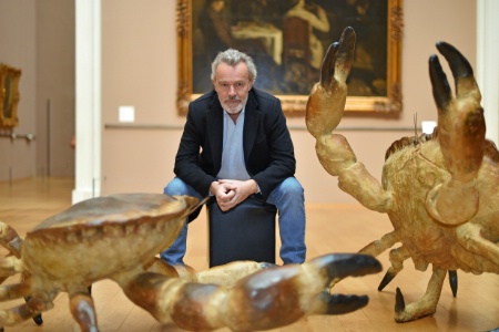 Alain Passard contemple son 'Combat de dormeurs,' en bronze patiné.