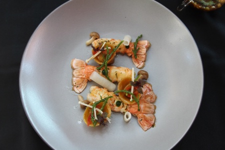 Langoustines du port de Guilvinec justes saisies, ravioles de foie gras imprimées à la coriandre, bouillon de crustacés au parfum gingembre-citronnelle.