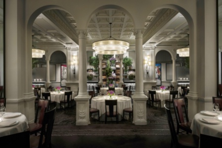 Le restaurant gastronomique Daniel à New York, ouvert en 1993 avec son associé Joel Smilow.