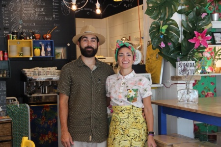 Le couple a ouvert un restaurant à son image : chaleureux, joyeux et coloré, aux saveurs du monde.