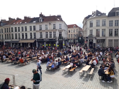 Place de la Treille dimanche après-midi : les tables sont toujours pleines. Place de la Treille dimanche après-midi : les tables sont toujours pleines.