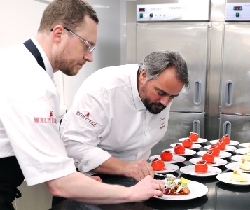 Eric Barnerias (gauche) et David Le Quellec dans les cuisines du Moulin Rouge.