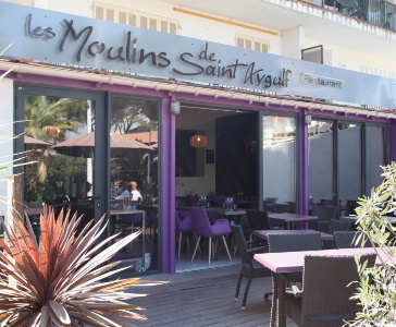 Le buzz médiatique a attiré de nombreux clients, curieux de rencontrer le chef et découvrir sa cuisine maison.