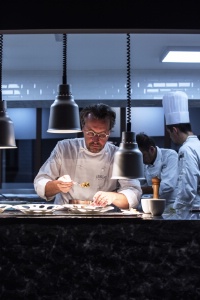 Laurent Petit a voulu une cuisine ouverte sur l'extérieur et sur la salle.