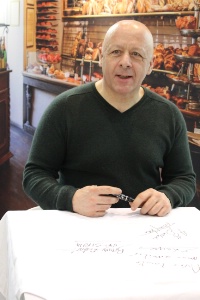 Thierry Marx l'un des signataires des tabliers mis aux enchères pour de nobles causes.