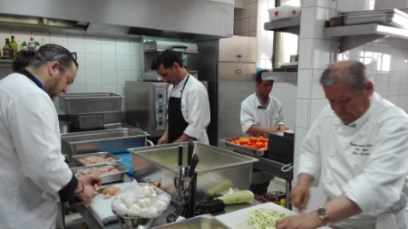 'Mes plats sont proches de la cuisine de nos grands-mères : plats en sauce, terrines, blanquettes... J'arrive à des résultats intéressants avec les épices', confie le Maître cuisinier de France.