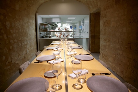 10 à 12 places assises avec vue sur les cuisines.