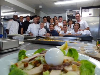 L'équipe cuisine et salle BFire autour de Mauro Colagreco.