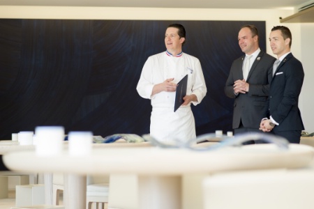 Christophe Bacquié, avec le chef sommelier Romain Ambrosi et Alexandre Sekli, maître d'hôtel.