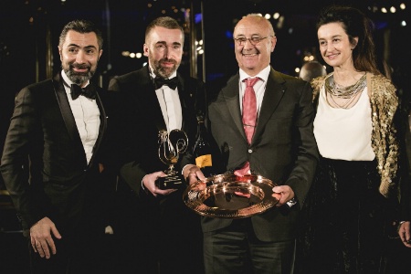 David Sinapian, président des Grandes Tables du Monde, Serge Schaal, vice-président, le lauréat du prix Mauviel 1830 du meilleur directeur de restaurant au monde Louis Villeneuve et Valérie Le Guern Gilbert, présidente de Mauviel 1830. David Sinapian, président des Grandes Tables du Monde, Serge Schaal, vice-président, le lauréat du prix Mauviel 1830 du meilleur directeur de restaurant au monde Louis Villeneuve et Valérie Le Guern Gilbert, présidente de Mauviel 1830.