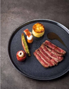 Pièce de boeuf de charolais, tartare au poivre de cassis, jus au foin.