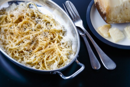 Les spaghtonni cacio e pepe (fromage de brebis et poivre noir).
