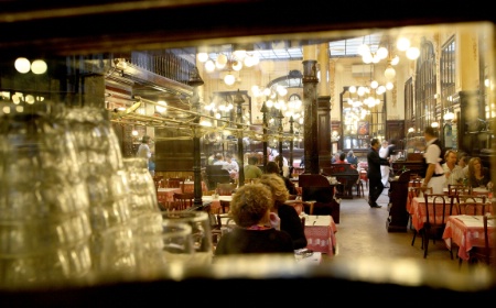 Clientèle de quartier, familles et touristes se côtoient au Bouillon Chartier.