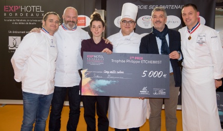 De gauche à droite : Johan Leclerre, Philippe Etchebest, la lauréate Solenn Lemonnier et son commis Mickaël Ambert, Franck Chaumès, vice-président de l'Umih 33 et François Adamski.