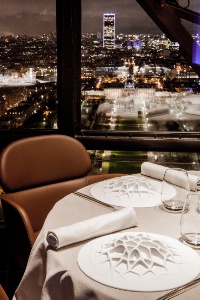 Le désigner Pierre Tachon a signé l'assiette de présentation inspirée de la Tour Eiffel.
