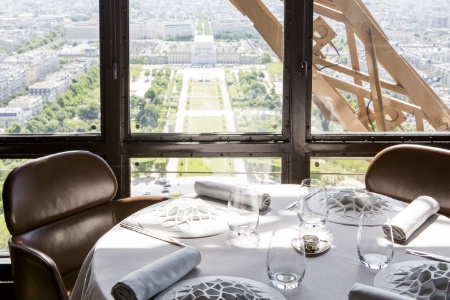 Le Jules Verne, au deuxième étage de la Tour Eiffel, à 125 m d'altitude, avec une vue surplombant Paris.