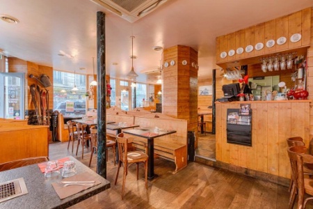 Les restaurants offrent une atmosphère de chalet savoyard.