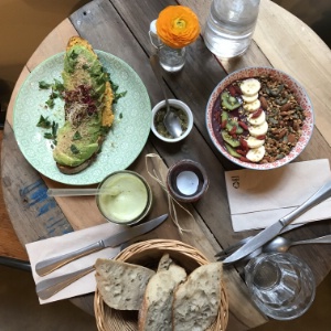 Le brunch du dimanche. Ici un avocado toast et un Açaï bowl.