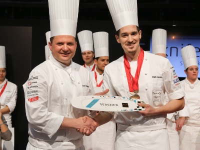 Franck Giovanini, président du Bocuse d'or Suisse, remet le titre à Mario Garcia. Franck Giovanini, président du Bocuse d'or Suisse, remet le titre à Mario Garcia.
