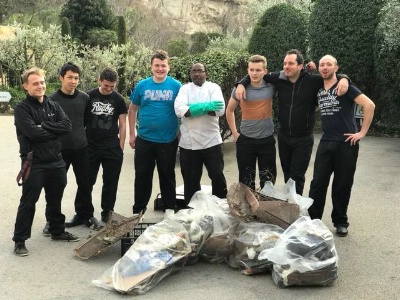 L'équipe de Glenn Viel et leur 'trophée'. 30 kgs de déchets qui ne resteront pas dans la nature. L'équipe de Glenn Viel et leur 'trophée'. 30 kgs de déchets qui ne resteront pas dans la nature.