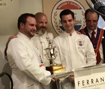 Julien Richard, lauréat 2018, Philippe Etchebest, Julien Largeron, lauréat 2017 et Francis Durnerin, président du Club Prosper Montagné. Julien Richard, lauréat 2018, Philippe Etchebest, Julien Largeron, lauréat 2017 et Francis Durnerin, président du Club Prosper Montagné.