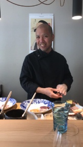 Takao Kobuchi est aux commandes de cet espace attenant au restaurant Keisuke Matsushima. Takao Kobuchi est aux commandes de cet espace attenant au restaurant Keisuke Matsushima.