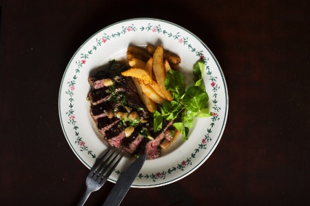 La bavette-frites avec des dés de moelle du restaurant Buffet (Paris). La bavette-frites avec des dés de moelle du restaurant Buffet (Paris).