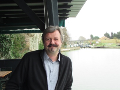 Alain de Vielder sur sa terrasse, au dessus de l'écluse qui donne son nom au restaurant. Alain de Vielder sur sa terrasse, au dessus de l'écluse qui donne son nom au restaurant.