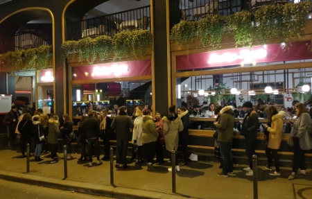 La file d'attente devant le Bouillon Pigalle (Paris, XVIIIe). La file d'attente devant le Bouillon Pigalle (Paris, XVIIIe).
