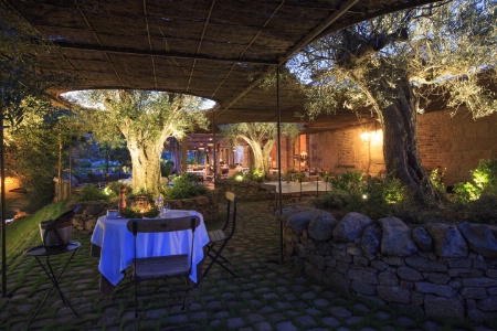 Avec un service uniquement au dîner, aux beaux jours, les hôtes sont reçus en terrasse. Avec un service uniquement au dîner, aux beaux jours, les hôtes sont reçus en terrasse.