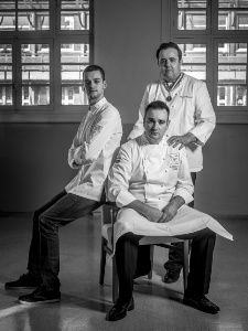 De gauche à droite ; Louis de Vicari, commis, Matthieu Otto, candidat français et Romuald Fassenet, le coach. De gauche à droite ; Louis de Vicari, commis, Matthieu Otto, candidat français et Romuald Fassenet, le coach.