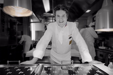 Michel Roth ; Dans ma cuisine, ce n'est jamais dans les extrêmes. Je tiens aussi à ce que le client sente la succession des goûts et saveurs de l'assiette.'