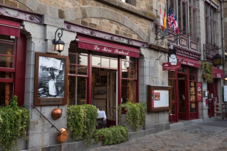 Le restaurant La Mère Poulard a ouvert en 1888 et compte 160 couverts. Le restaurant La Mère Poulard a ouvert en 1888 et compte 160 couverts.