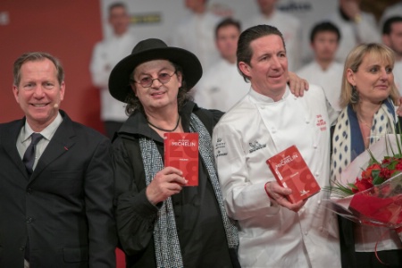 Michael Ellis, directeur des guides Michelin, Marc Veyrat, Christophe et Alexandra Bacquié. Michael Ellis, directeur des guides Michelin, Marc Veyrat, Christophe et Alexandra Bacquié.