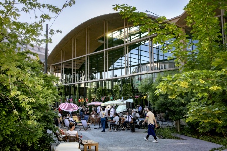 500 places en terrasse avec le four à pizza et le barbecue.
