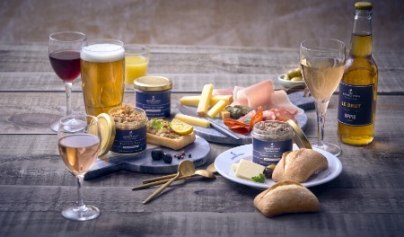 Pour l'after-work, des terrines et des bières siglées Rendez-Vous.