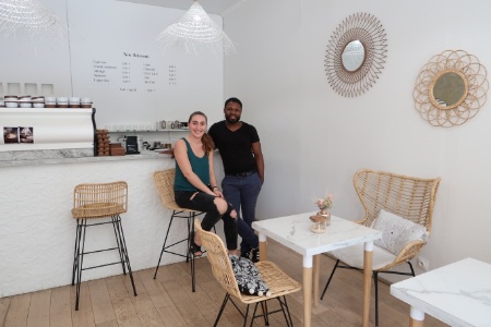 Laura Delamour et Mamadou Fofana ont créé pour leur restaurant un univers doux et cosy.