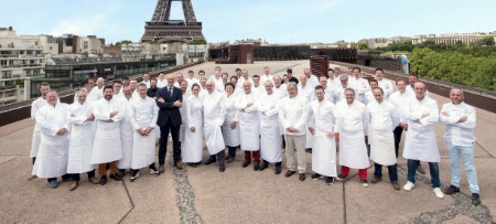 La pépinière de chefs a été présentée le 18 juin, à l'occasion de la rencontre annuelle réunissant les chefs des Tables Remarquables des Collectionneurs autour d'Alain Ducasse, Président, et Xavier Alberti, Directeur Général. La pépinière de chefs a été présentée le 18 juin, à l'occasion de la rencontre annuelle réunissant les chefs des Tables Remarquables des Collectionneurs autour d'Alain Ducasse, Président, et Xavier Alberti, Directeur Général.