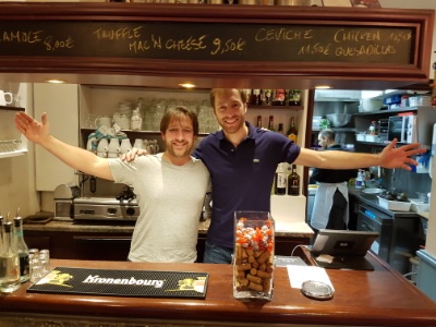 Roland et Thibaud de Saint-Blancard exploitent le restaurant les Apôtres de Pigalle, plébiscité par les touristes étrangers Roland et Thibaud de Saint-Blancard exploitent le restaurant les Apôtres de Pigalle, plébiscité par les touristes étrangers