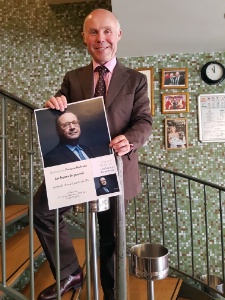 Thierry Campion avec l'affiche qui annonçait la venue de François Hollande dans sa brasserie le 18 mai dernier. Thierry Campion avec l'affiche qui annonçait la venue de François Hollande dans sa brasserie le 18 mai dernier.