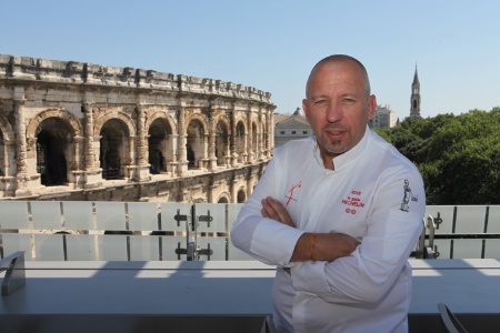 Une semaine sur deux, Franck Putelat parcourt la terrasse du restaurant qui offre une vue panoramique sur les arènes de Nîmes. Une semaine sur deux, Franck Putelat parcourt la terrasse du restaurant qui offre une vue panoramique sur les arènes de Nîmes.