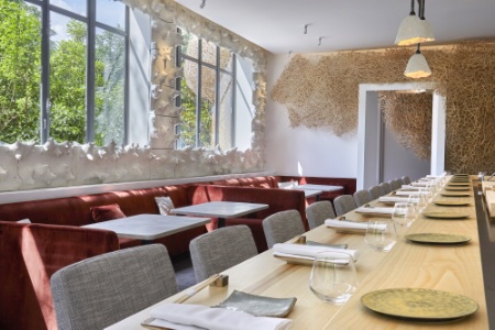 Un long comptoir pour 12 convives qui peuvent admirer le travail de Yasunari Okazaki, le maître sushis.