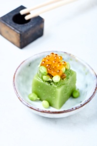 Tofu petits pois Extraction algue kombu, petits pois caviar, julienne de céleri blanc, huile de persil et menthe chocolat, oeufs de truite.