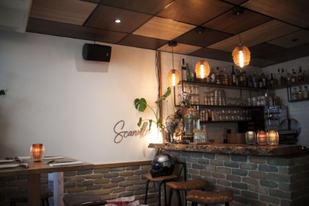 Le côté restauration offre une ambiance moderne et tamisée.